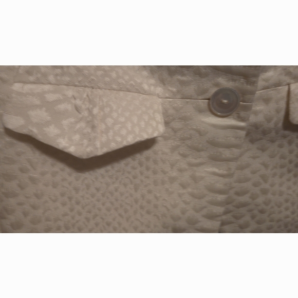 Armani COLLEZIONI  Size 6 Creme Jacket. Elegant, gorgeous. Perfect Condition - Picture 4 of 11